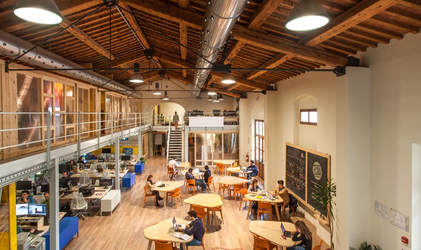 L'open space dell'Impact Hub di Firenze, dove lavora il team